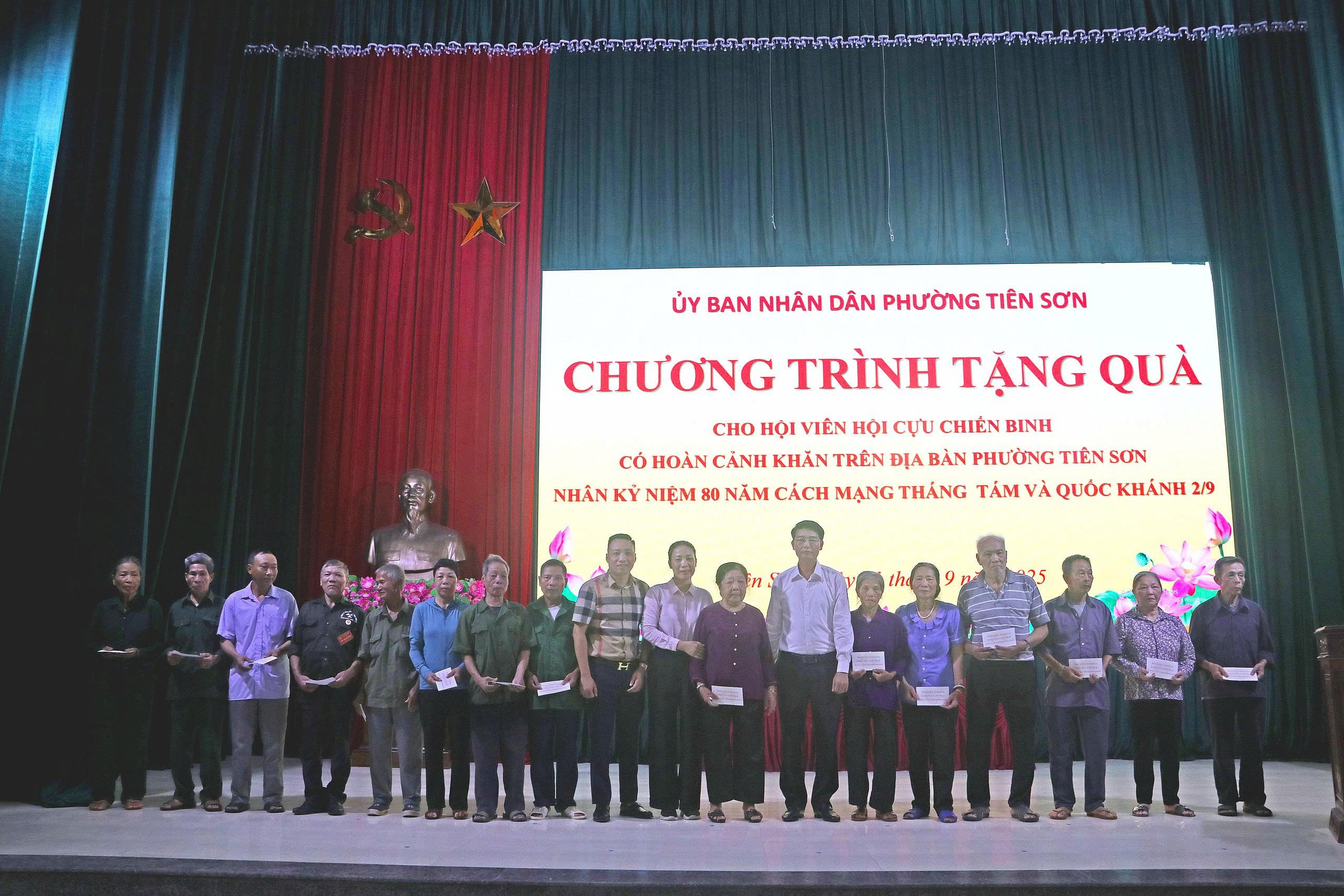 Trao tặng 80 suất quà cho hội viên Cựu chiến binh có hoàn cảnh khó khăn nhân dịp kỷ niệm 80 năm Cách mạng Tháng Tám và Quốc khánh 2/9